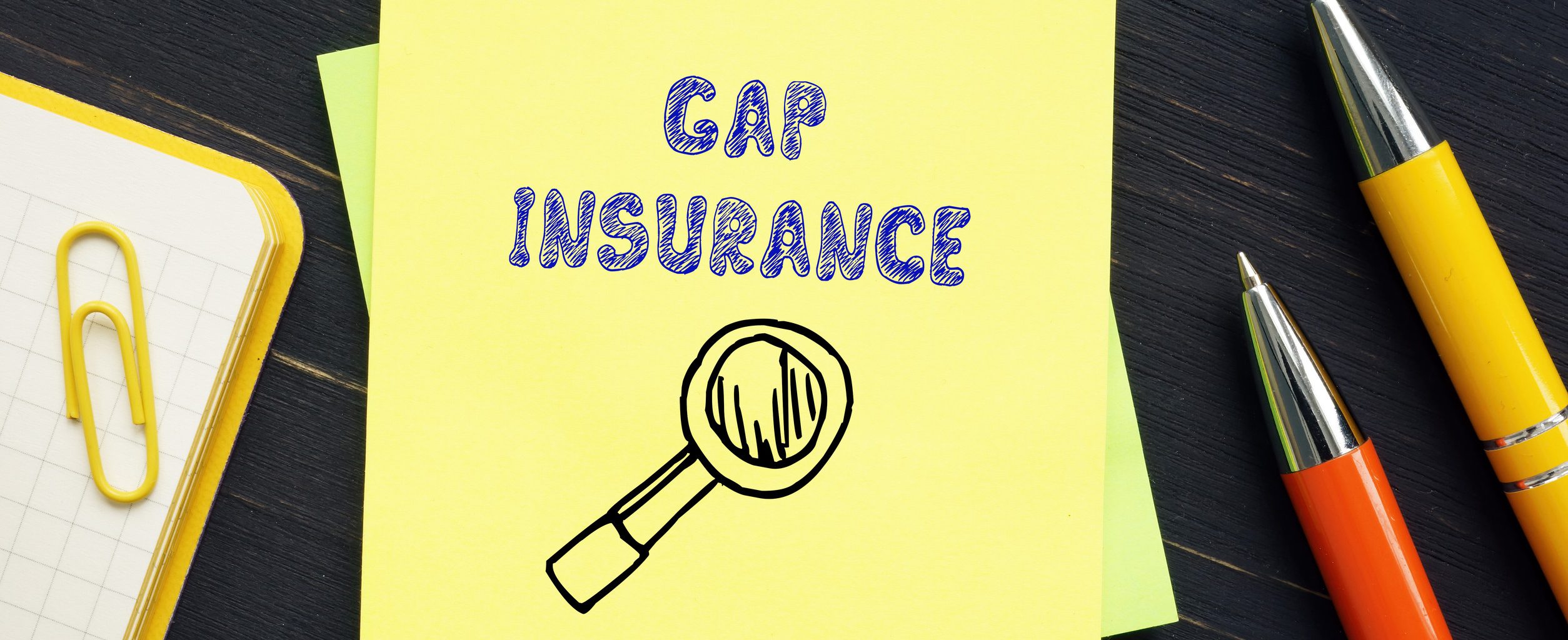 A sticky note on a desk reads 